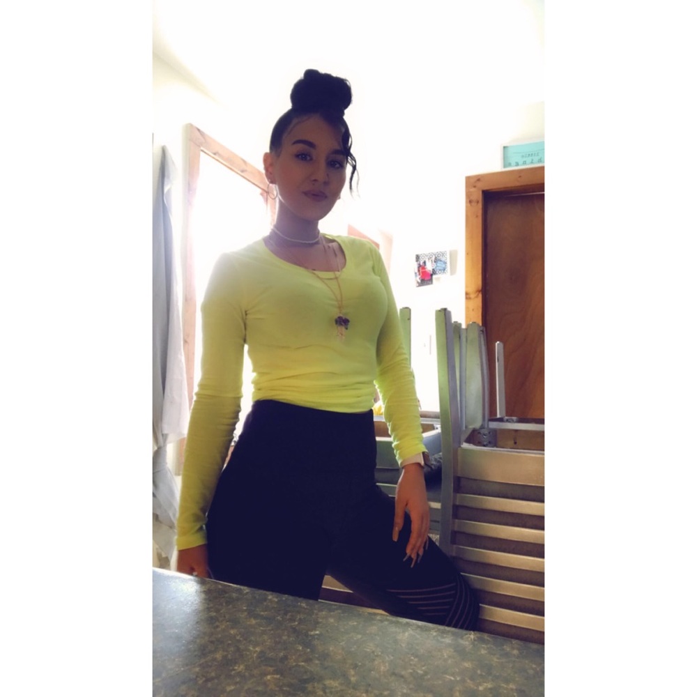 Meet your Posher, Samantha ✌🏼🤍☀️